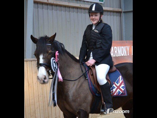 Welsh Cob (sec D) Valhallas Minnie Survivoer (tidligere lånehest) - Minnie og mit første stævne 10 og 20 cm fejlfri samt roset for flotteste tidt :D <3 billede 1