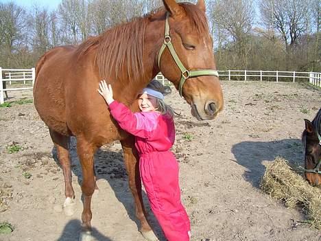 Traver Stormy - Her giver Maria Stormy et knus mens hun var på folden med Diana billede 15