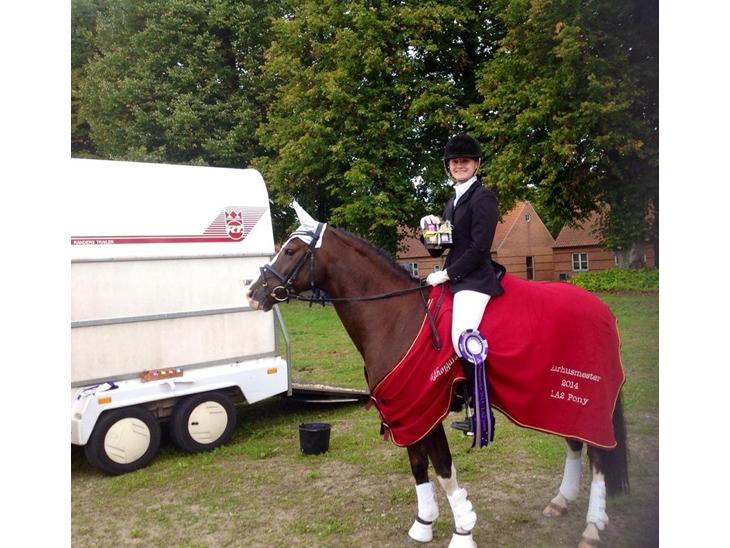 {{currentPhoto.altText}} billede {{currentPhoto.number}}