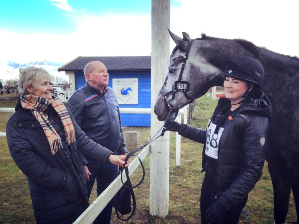 Dansk Varmblod Stærebogårds Perfect - Med avlere og ejere, Tommy og Charlotte Weilbach (Stutteri Stærebogård), i Tågarp, Sverige efter Perfect første stævne - fejlfri selvfølgelig! billede 5