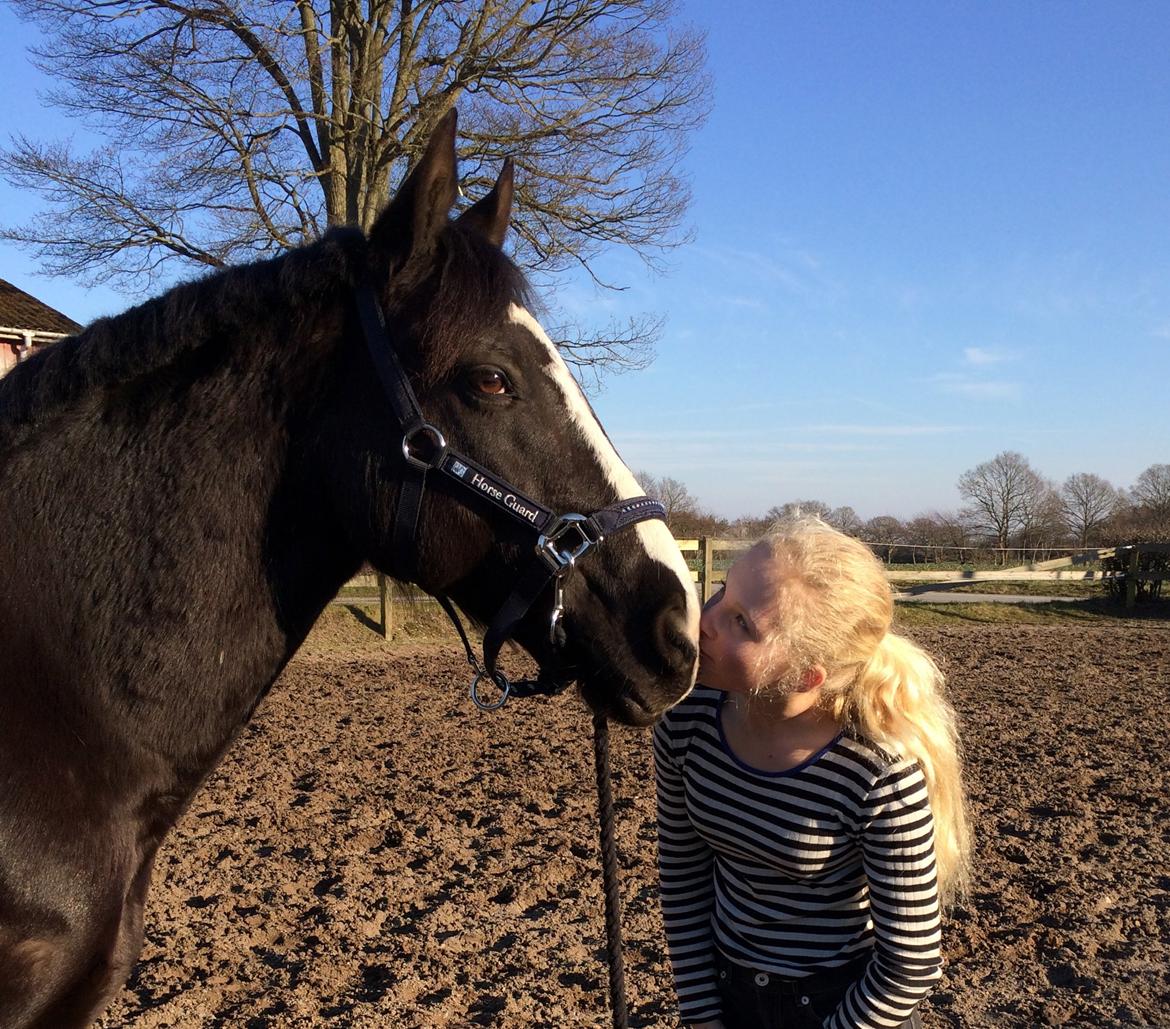 Anden særlig race Force - (8) Et kys er et smukt kneb, som naturen har skabt for at stilne talen, når ord bliver overflødige... (Foto: Ester Pinholt) billede 8