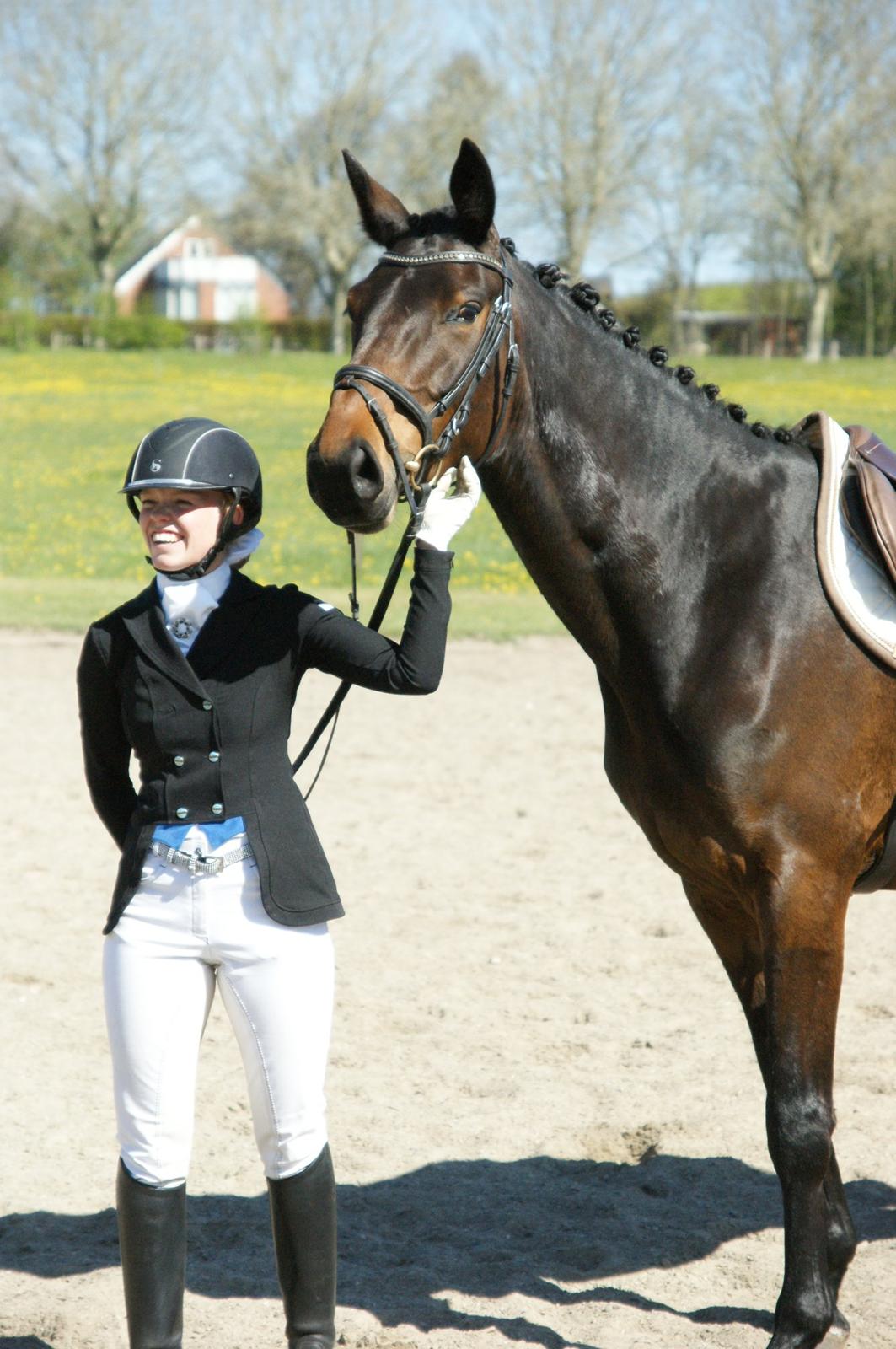 Anden særlig race De noir obbs - Veloverstået stævnedebut = Glad hest og rytter! billede 3