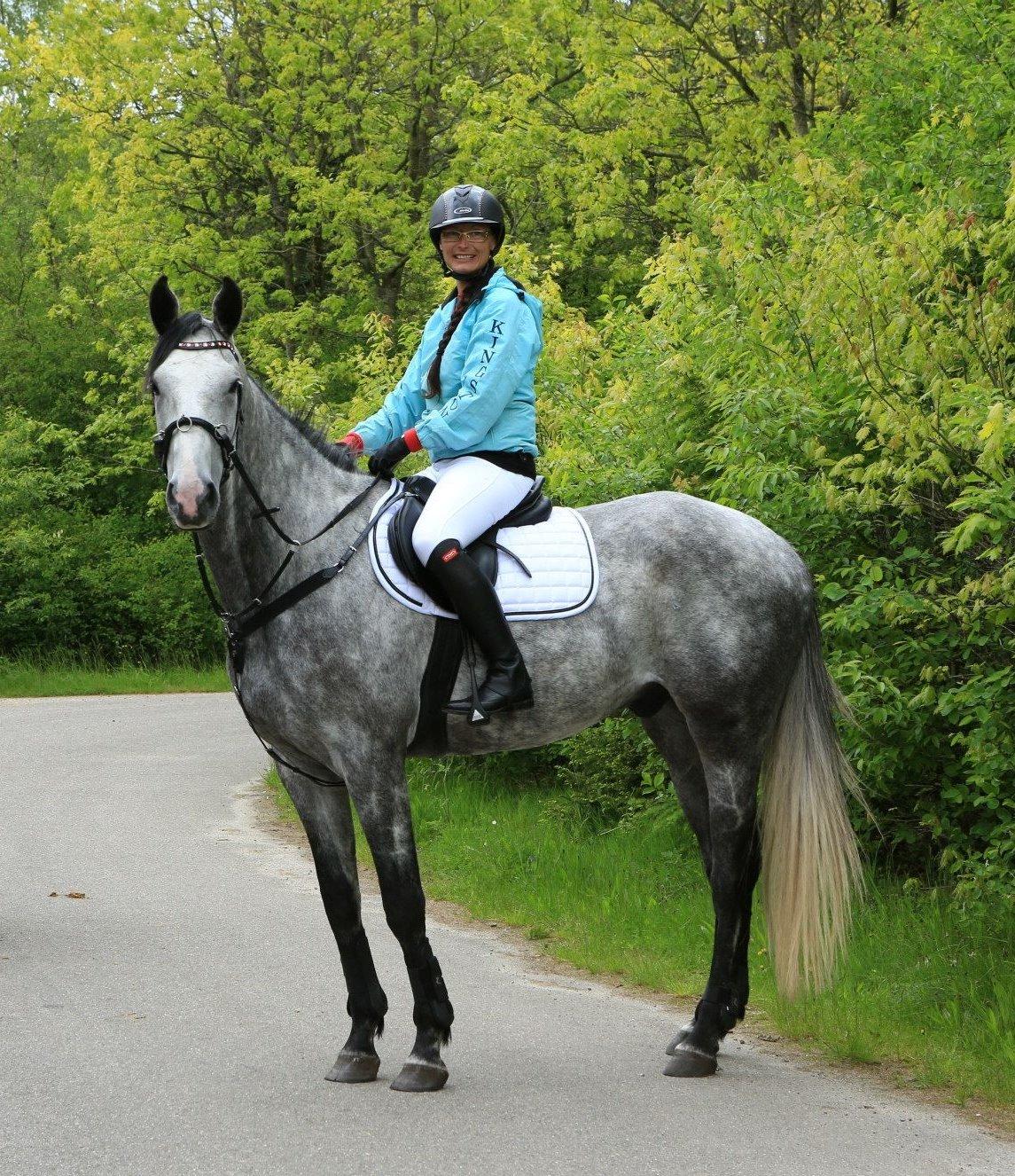 Dansk Varmblod Lotus Esprit W *SOLGT* - Smukke Lotus, vi venter på Malene med Trym får sadlet op.. Hans gode ven og min gode veninde vi fulgtes med hele turen <3 billede 10