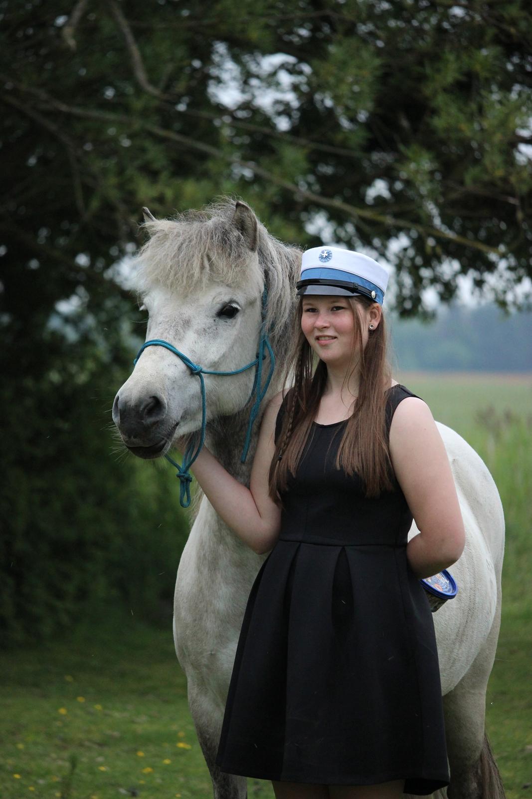 Islænder Disa fra Fruerlund - Velkommen til Disas profil, smid gerne en bedømmelse og kommentar:)Til min studenterfest i 2015, og 'favel' fotoshoot med bassen<3 billede 1