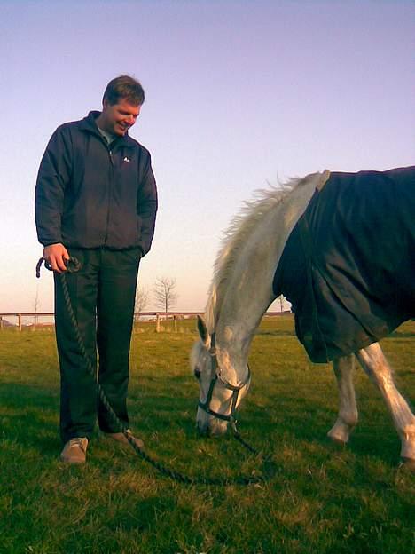 Anden særlig race Bella *SOLGT* - min far der græsser med bella billede 4