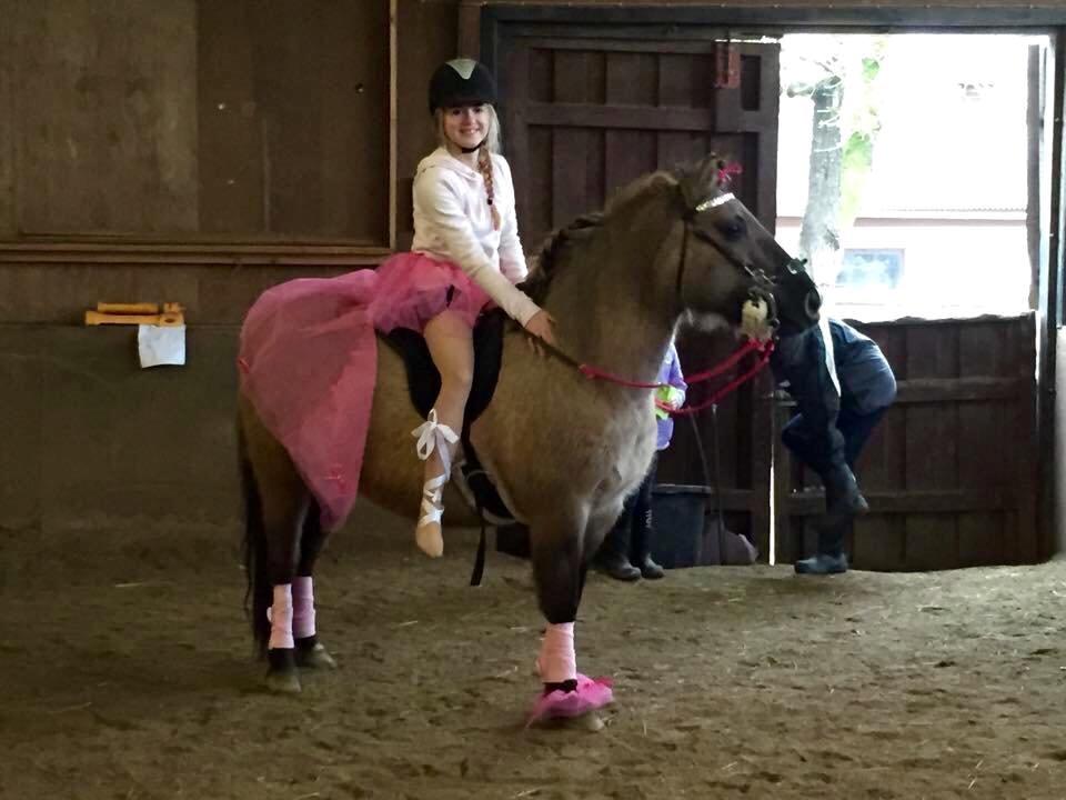 Anden særlig race Perle Solei - Fastelavn er mit navn boller vil jeg have ;) Det var piv koldt at være ballerina men Perle så nu meget sød ud :D billede 19