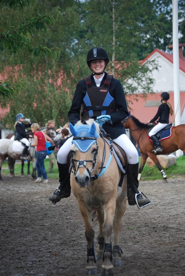 Fjordhest Heica  - Stort smill, irl var jeg ik særlig glad, for vi havde en vildt dårlig opvarmning, stop på alle spring -.-´ Men jeg fik kun 4 fejl i klassen xD Foto: Maria - Tak <33 billede 3
