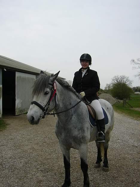 Anden særlig race Beauty  - Beauty og jeg (tudefjæs!) da vi har fået vores roset (Foto: Far) billede 20