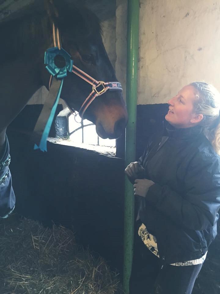 Dansk Varmblod Egevangens kamille - Kamille med sin 1.plads fra løsspringnings konkurrence, jeg er en meget stolt ejer og hun er meget stolt af sin første roset <3 Velfortjent slapper i boksen efterfulgt :) billede 5