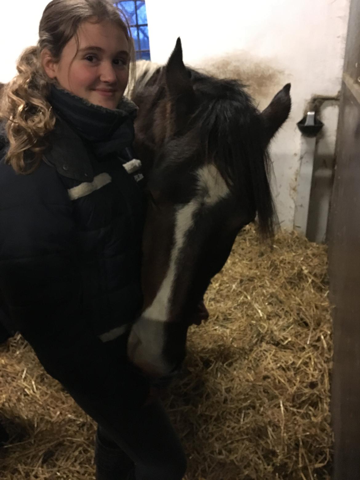 Anden særlig race Huxi  tidl. Lånepony - Huxi og mig, første gang har sov i hans nye boks:) billede 13