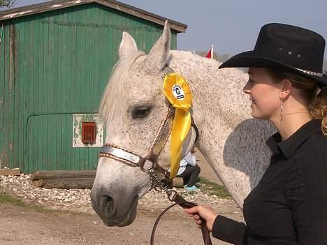 Arabisk fuldblod (OX) Zijaka - Janka og mig med præmie -  OHWR stævne mar 2007 billede 18