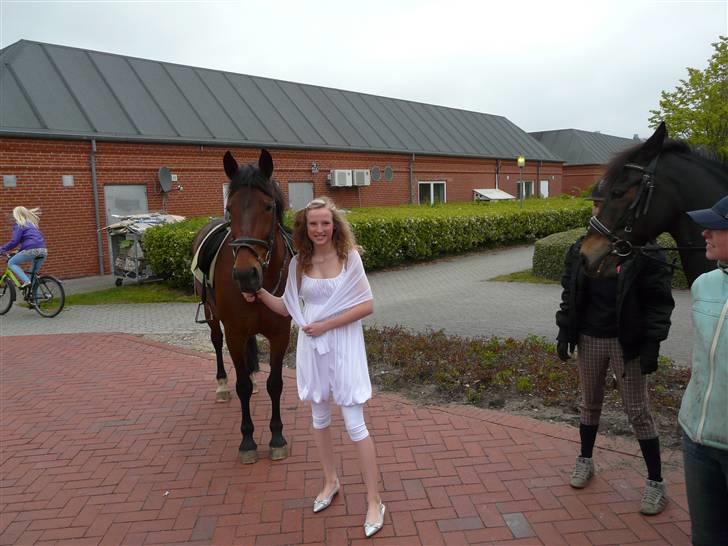 Anden særlig race Tøsen - til min konfirmation, tusinde tak til sidsel, lise & majbrit for at komme op til min konfi, med Nalle&tøsen.<3 billede 4