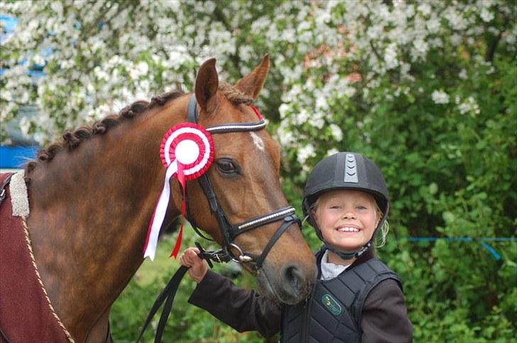 Hollandsk Sportspony Silvana/ solgt - Sille og Krisine til deres anden springstævne.  0 i u-le og vinder af ld! (: Synes det er et fantasisk godt billede!! (L) billede 18