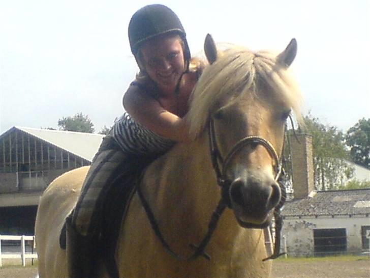 Fjordhest Bella <3 - Mig på smukke Bella :D [Fotograf: Emilie] billede 1