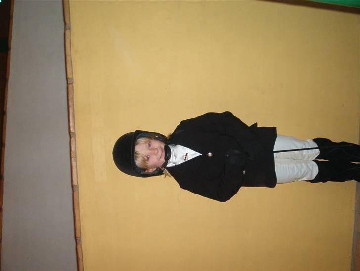 Shetlænder Josefine (død) - mig janne klar til at ride stævne på josefin  [fotograf min mor] billede 5