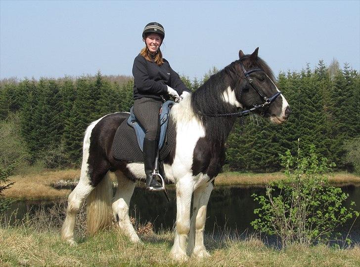 Irish Cob <3 Kaipo <3  - # 19. Kaipo og mig på en bette top med en sø i baggrunden. Taget den 21 april 2011 af min dejlige mand Erik billede 19