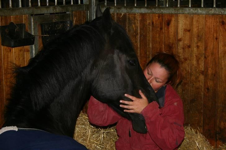 Oldenborg Loberg´s Lillemand - Her ser i min moar og mig ligger og putter i boksen.. :) billede 10