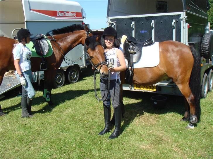 DSP Bally - Bally og jeg står ved traileren og er klar til at ride afsted på turen. (Hippoaden 2007) billede 9