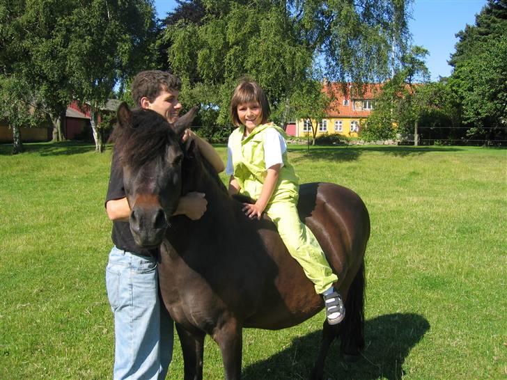 Anden særlig race Gnom - Min lillesøster sofia på Gnom(hun har vist glemt hjelmen) billede 4