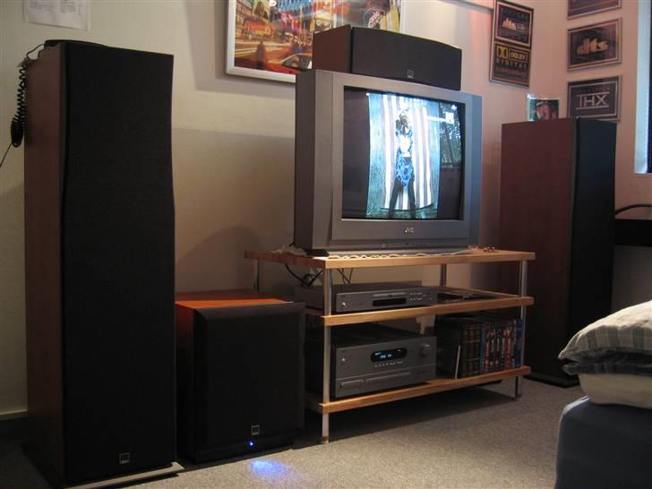 DIY - HIFI Rack - Version 2.0 --> side 3 - Helheds billede af hvordan det ser ud, dog med klude under det store skrummel af et tv.. skal jo ik ha lavet hakker i mit fine rack :-) (midlertidig løsning, til tv'et ryger ud, og fladskærm rygger ind på vægen) billede 24