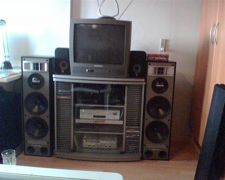 Udvikling i anlægget - Det helt gamle setup.

Eltax Terminator P33
Gammelt 20" Grundig fjernsyn
Denon AVC 2530
Denon TU-580RD
 billede 14