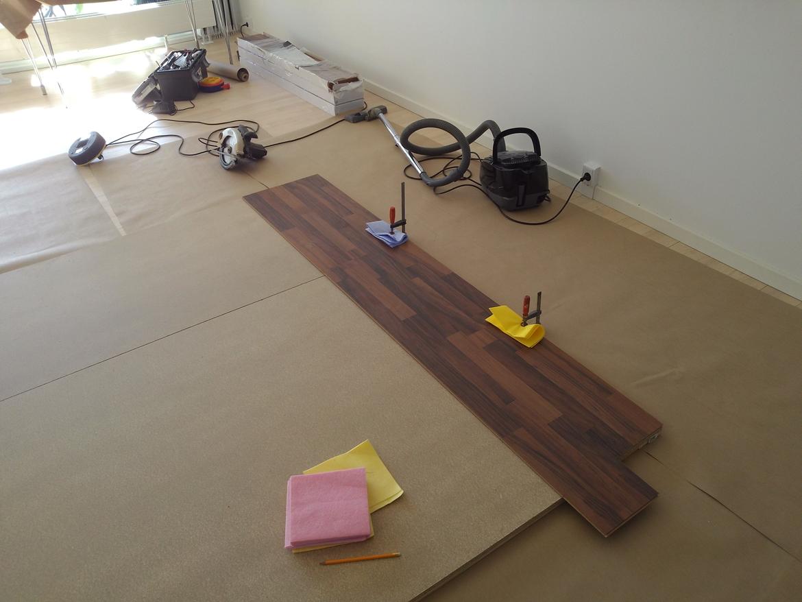 DIY HiFi-væg - Og der limes gulv på, det skal jo se lidt lækkert ud :) billede 20