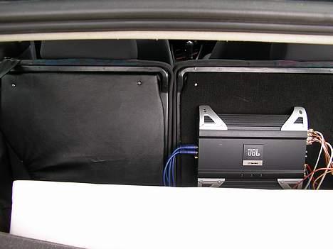 Bilstereo Polo 6N - Mangler sort læder i højre side billede 8