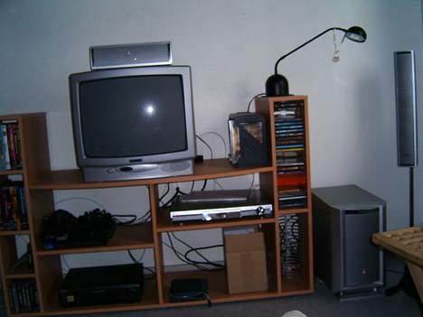 Hjemmebiograf Panasonic - Hovedhøjtaler til højre, subwoofer lige ved siden af, TV + centerhøjtaler i midten.....        + alt mulig andet lort billede 3