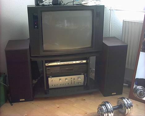 Musikanlæg up in here!! - Fjersyn, fjernsyn bord med anlæg. 2 Jamo højtalere. Jvc´en er skiftet ud med en technics forstærker billede 1