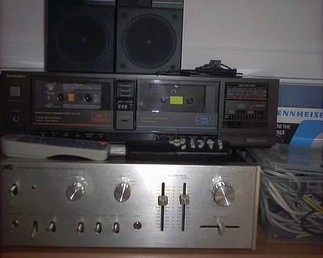 Musikanlæg up in here!! - båndoptager og små jamo sateliter.... er ikke sat til i øjeblikket eller noget.... billede 7