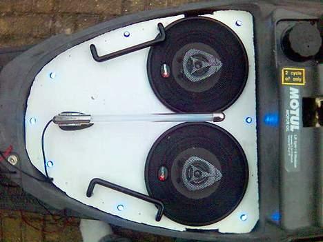 Scooterstereo PGO Comet anlæg - Sådan ser det ud nu (de røde dioder er slukket på dette billede) billede 1