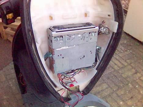 Scooterstereo PGO Comet anlæg - Radioen fint placeret under sædet billede 7