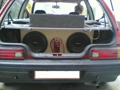 Bilstereo i Charade - udgangspunktet.. blev enig med mig selv om at det var pænere med en bass og så få nogen udgangs rør på billede 10