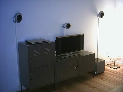 Hjemmebiograf Denon, Kef, Hugoson - Mit set-up. synes selv det er blevet okay. Alle kabler er gemt i kabelkanaler. billede 2