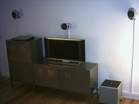 Hjemmebiograf Denon, Kef, Hugoson - Alle 5 højttalere er 100% symetrisk stillet op. det giver en kanon lyd. billede 4