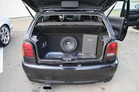 Bilstereo Emhaser polo billede 1