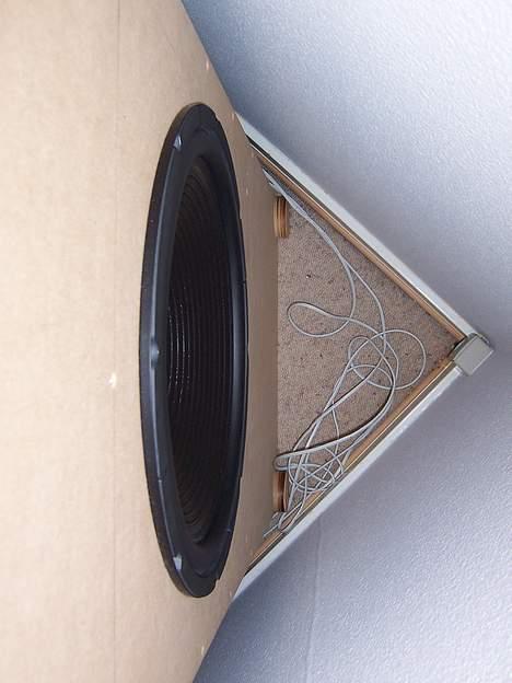 Musikanlæg Det er kram_! - wooferen står ind mod et hjørner for at sprede bassen ud i rummet... billede 3