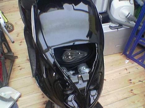 Scooterstereo hifi-scoot - den 4-vejs fronthøjtaler. det ser måske sammenpakket ud, men der er sq god plads bag frontskjoldet på en NRG billede 5