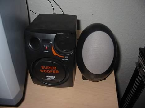 Minianlæg Samsung - Mine computer højtaler lige nu.... de er på 20W... skal snart ha 5.1 70w sytem..;P (Ses her med min super Woofer der er pisse dårlig) hehe billede 17