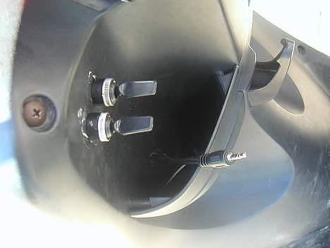 Scooterstereo XSound anlæg i Neos - Ved godt det ikk ser så godt ud, men det virker.. Kontakterne er til anlæg og neon... billede 6