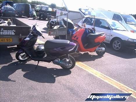 Scooterstereo XSound anlæg i Neos - Neosen efter ombygning.. Her er mig og Mike til Als træffet 05.. Vi fik den samlet natten inde.. Kom i seng kl 3, og så ku den ikke engang køre... billede 7