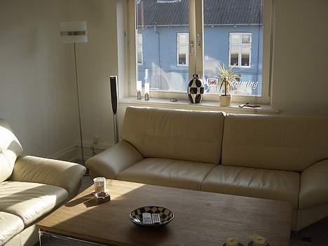 Hjemmebiograf stilrent... - de bagerste højttalere.....syntes det er et fedt design..sådan lidt "blyant". billede 2