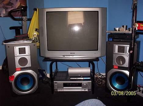 Hjemmebiograf Jvc rx - 7032v - ja sådan ser det sQ ud! skal have skjult mine kabler! farverne på bass tingene er samme farve som værelset.. nice! billede 1