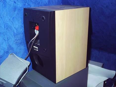 Musikanlæg B&O ft. Energy - Bagsiden af højtaleren hvor der er et lille bas hul billede 3