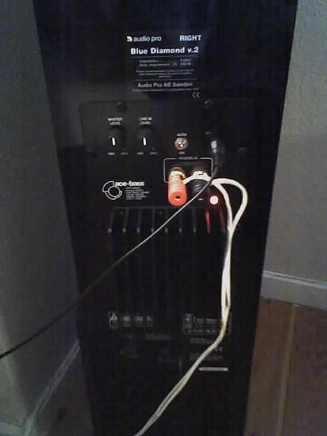 Hjemmebiograf AudioPro Blue Diamond v.2 - connectorpanelet bagpå fronterne, med indbygget 175 watt amp til bassen billede 7
