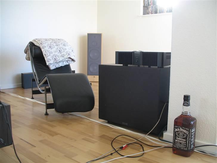 Hjemmebiograf Min lille hjemmebio - en god blanding, Bass, Jack Daniels i 3L flaske og en fed chaise long billede 4