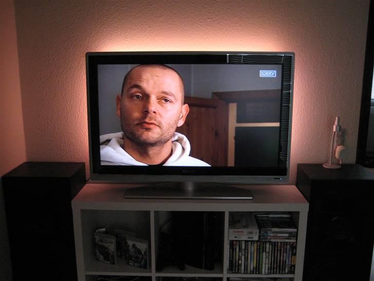 Hjemmebiograf FULL HD - CV & Carver. - min pershienne skinner igen i glas rammen på tv´et :P billede 5