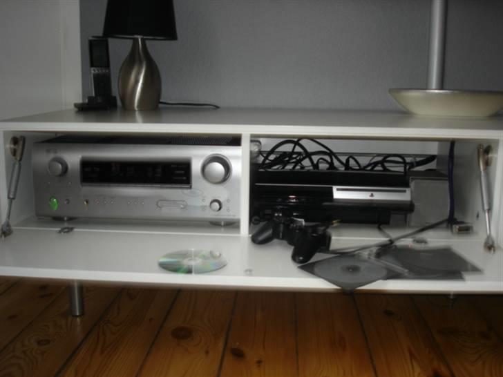 Hjemmebiograf Stilfuld Hjemmebio - Dobbeltrum i tv-møbel til reciever og PS3 billede 4