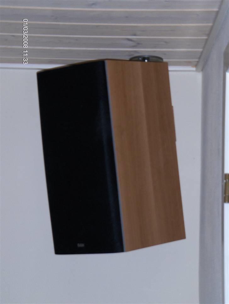 Hjemmebiograf HK,B&W,Optoma DLP DIY - Mine ene front hvor man lige kan se toppen af det custommade højtalerbeslag billede 8