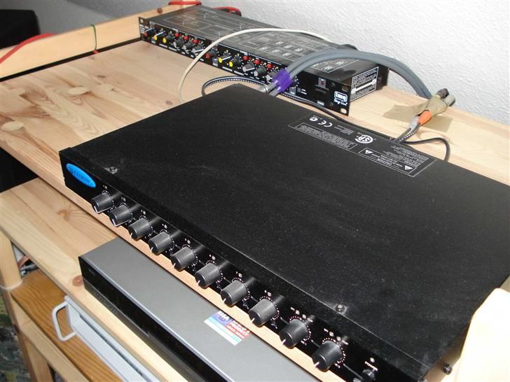 Musikanlæg Crown Reference + JBLpro - Min preamp og i baggrunden delefiltret. billede 2